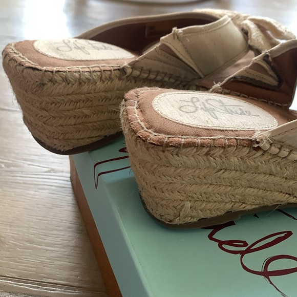 Life Stride Women's Tan Sandals with Bow Size 6 - Picture 5 of 10